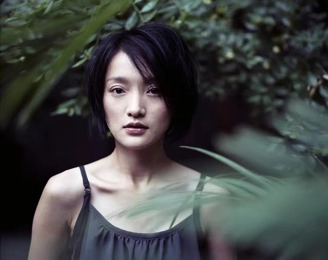 周迅|周迅拍大片基本不翻车！穿抹胸裙美成香奈儿女郎，梳大波浪卷发美艳