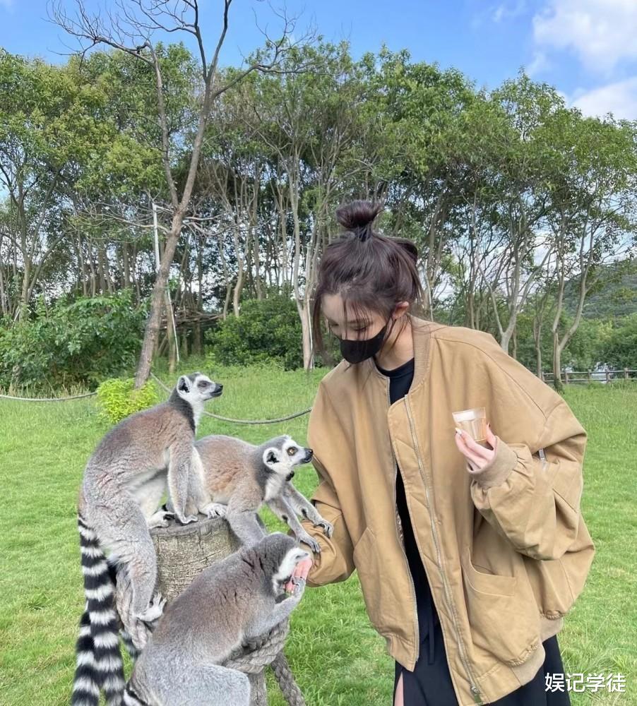 王思聪|王思聪带女友逛动物园，化身摄影师给其拍照，女方好身材一览无余