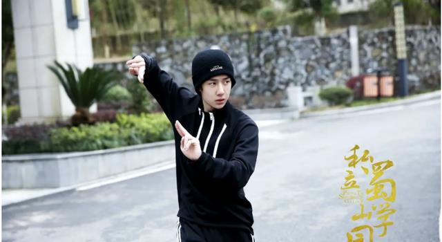 王一博|2017年杀青2022年还不播，王一博19岁拍的剧，女主陈钰琪成了摆设