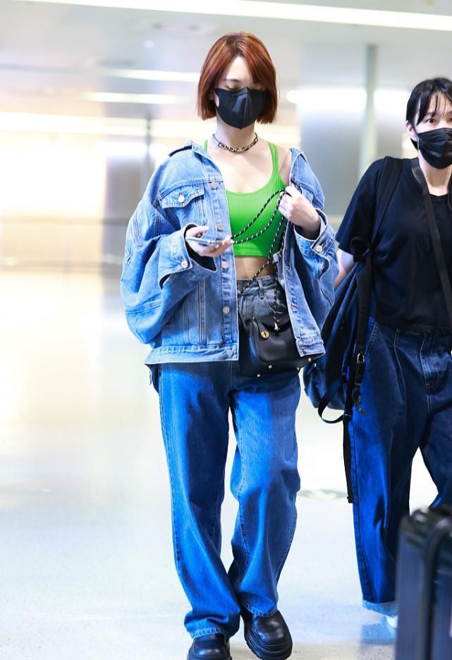 杨丞琳|杨丞琳结了婚也没变化，穿衣还是这么飒，牛仔夹克配吊带太有型了