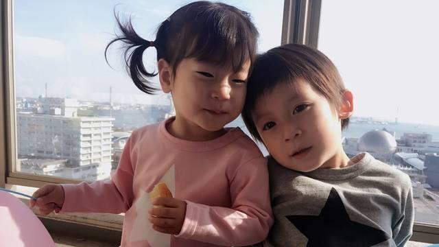 24岁姐姐拒养年幼弟弟,父母愤怒告上法庭,女儿却成了牺牲品!