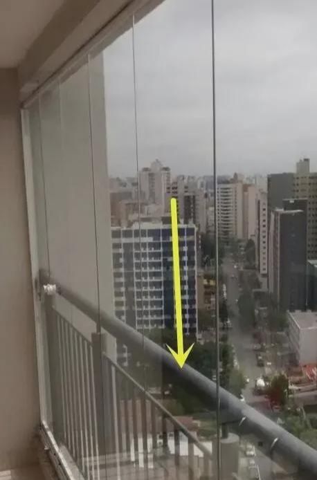 封阳台如何装护栏,装室内还是室外?看看你家是否装错