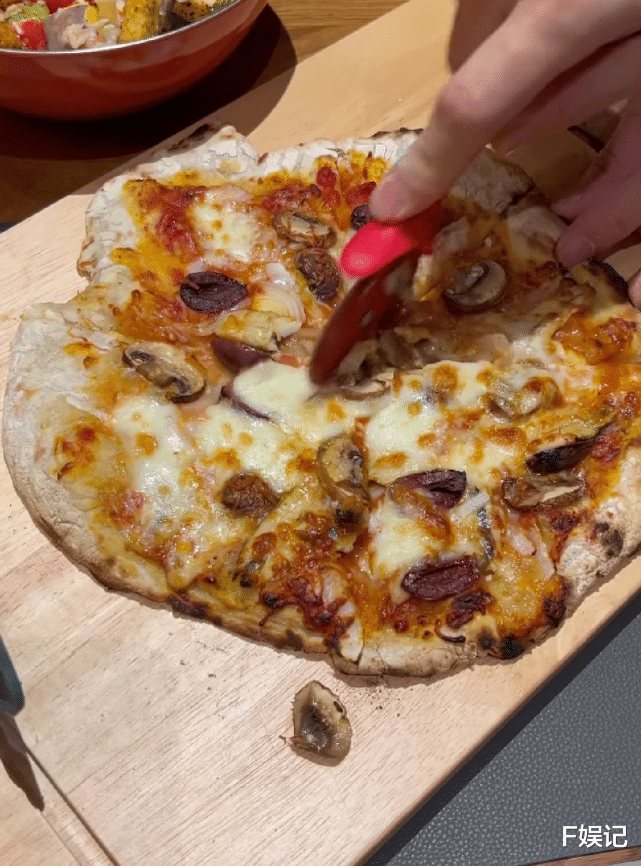 意大利|太太张宝儿从外国出差回来 TVB小生袁伟豪亲自下厨制作意大利披萨