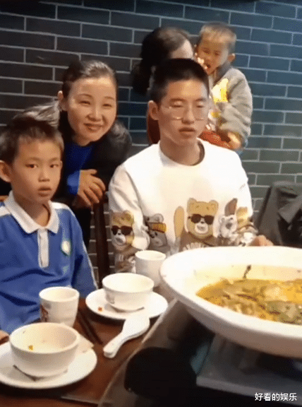 |孙卓与“绯闻女友”同框,女方留齐刘海穿百褶裙,与孙辉很投缘