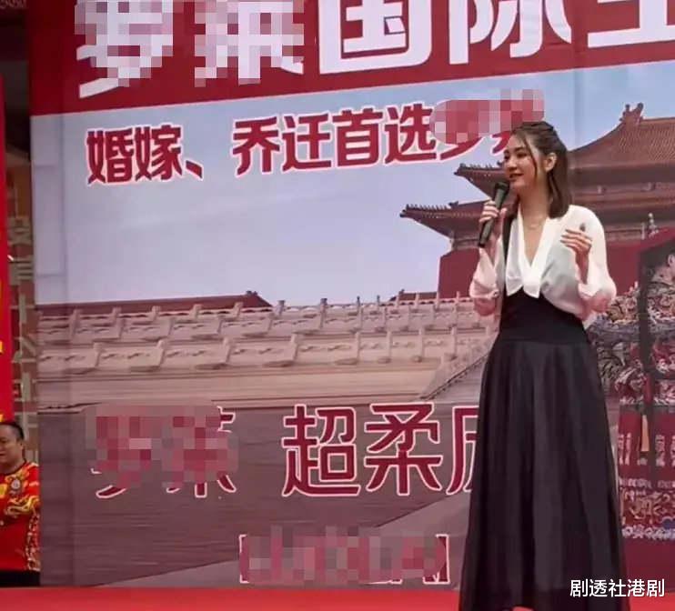 洪欣|知名港圈女神现身小县城商演!出场费高达60万,唱歌频频走音