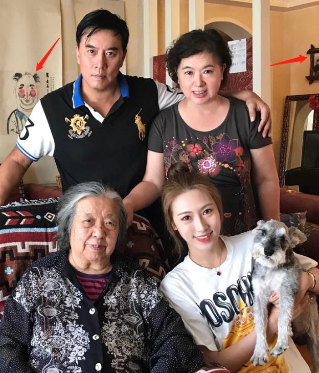 陈佩斯91岁母亲去世，外甥女晒姥姥弥留画面，家里还摆着陈强画像