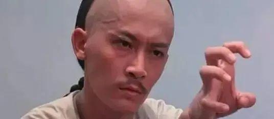 陈勋奇|香港老戏骨坐地铁无人识！含泪为家乡打气，女儿坠楼后独居内地