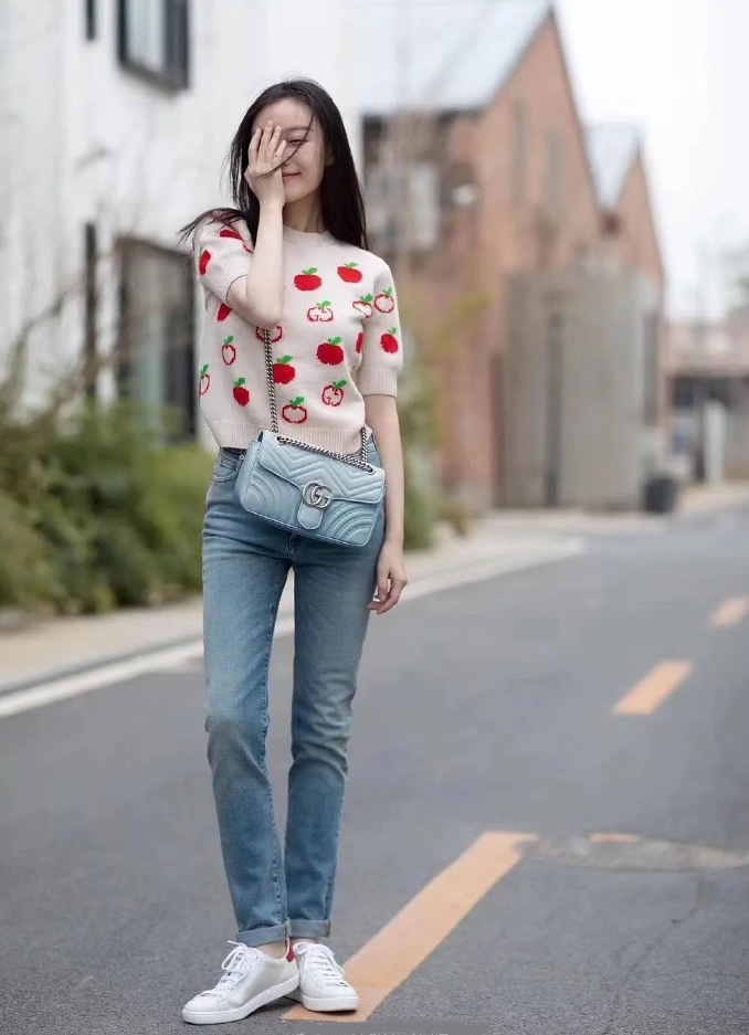 倪妮|倪妮气质绝了，皮粉色西装帅气知性，白色红苹果印花短袖清新甜美