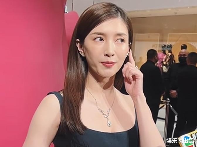 江疏影|江疏影穿方领长裙亮相，造型前卫妆容淡雅，脸部状态惹争议