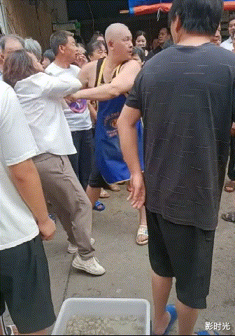 江西女子用100元假钞被当场抓获,女子挣扎喊冤,路人:她是老手