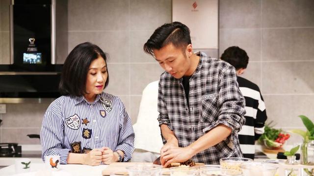 谢霆锋|从18岁走来的谢霆锋，是一代歌手，还是当红小生，更是一位大厨！