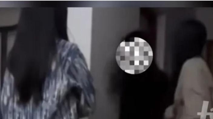 浙江杭州，网曝一高校内一女生在寝室被人殴打