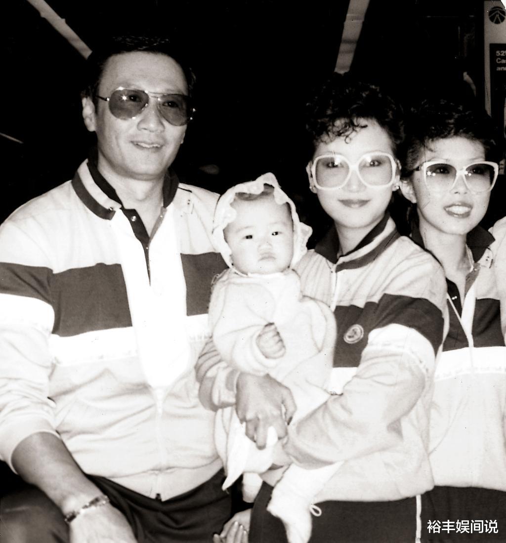 谢贤|狄波拉与两任丈夫愉快聚餐，举止甜蜜，亲自帮前夫谢贤整理口罩