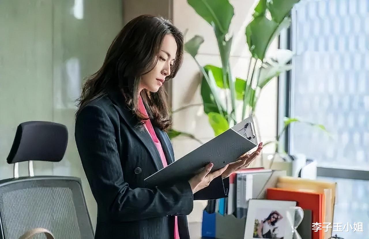 |职场单身大龄女性不用看别人脸色,更不用自卑,因为我们就是女皇