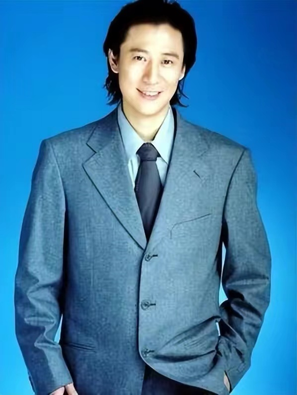 解晓东|54岁解晓东罕见露面模样大变！为安徽老家献唱，发福浮肿被疑整容