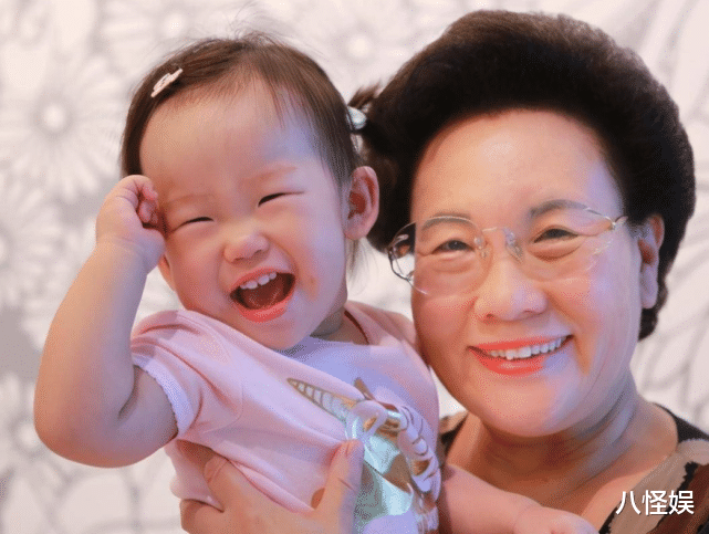 伊能静|伊能静与女儿过圣诞，幸福称母女俩是闺蜜，米粒正脸曝光像极奶奶