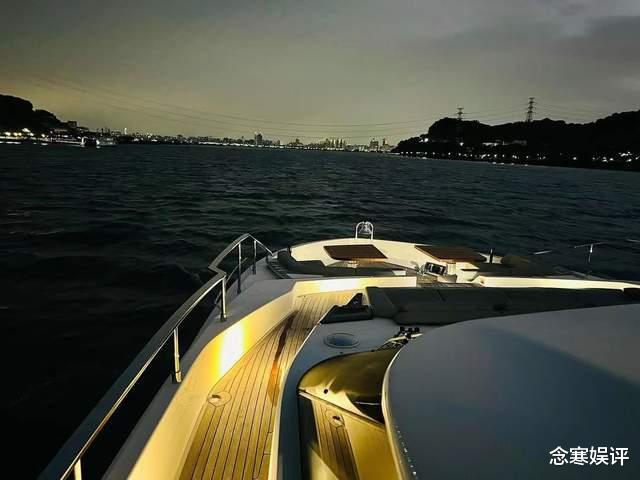 周杰伦|周杰伦晒出私人豪华游艇，在船上自拍瘦到脱相，身体状况令人担忧