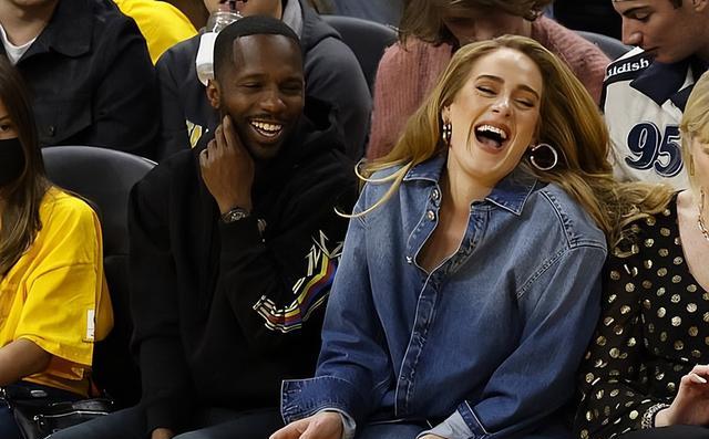 阿黛尔|阿黛尔与男友赛场看球，看男友眼神痴迷，上周两人搬进3.9亿豪宅