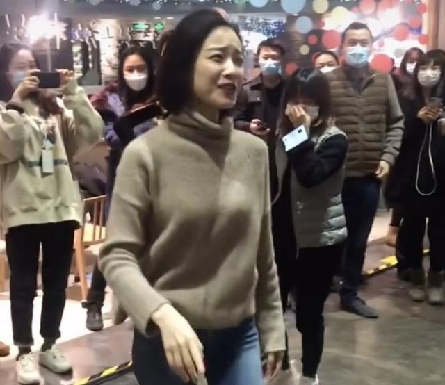倪妮|倪妮拍戏这下尴尬了?对观众鞠躬送飞吻,“女粉比男粉还多”