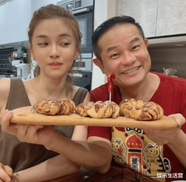 朱丽娅|59岁港星娶小24岁美娇妻,直言运气好,但看她眼神暧昧就心惊胆战