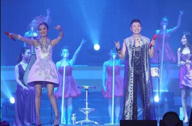 腾格尔|凤凰传奇玲花和腾格尔关系隐藏了40年，终于“藏”不住了