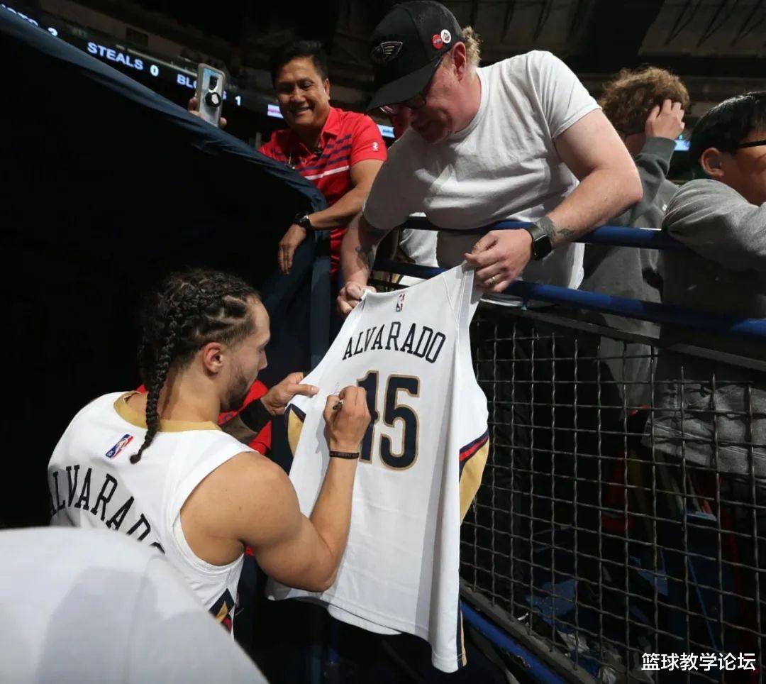乔尔·恩比德|NBA的终极老六！偷袭保罗被发现！年薪46万，恩比德帮他交罚款