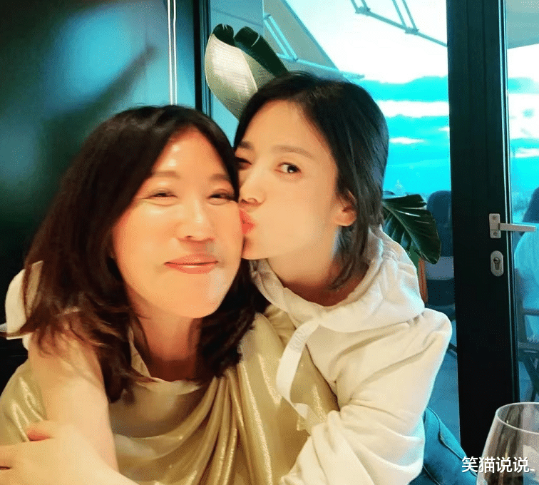 减脂 宋慧乔风衣低调亮相回国机场，最新活动图释出好美，闺蜜晒合照好有青春感！