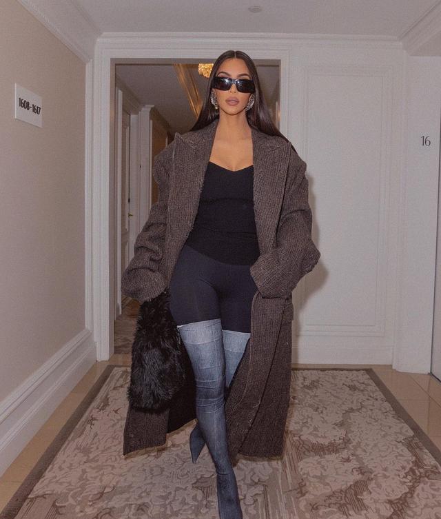 李小冉|金卡戴珊“混搭风”有些老气,长靴显得腿挺粗,五官精致极了