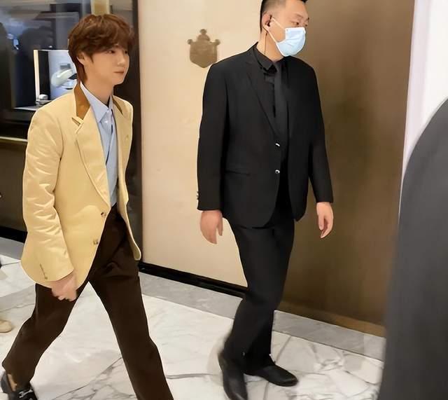 生图|上镜帅气逼人，生图暴露头肩比缺陷，顶流男星也有不足之处