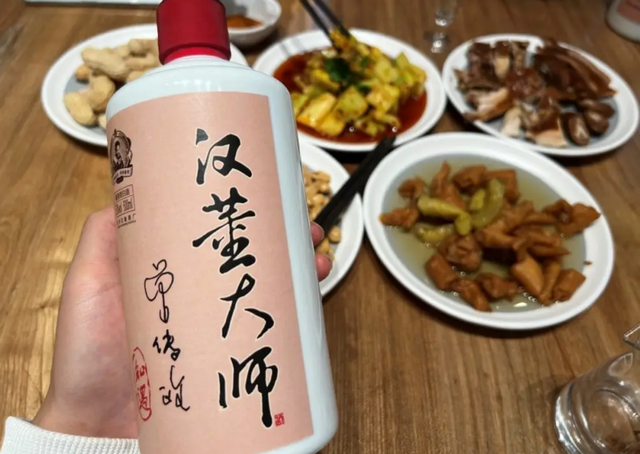 东北小伙到四川做客，2斤白酒喝完直呼：“南方喝酒跟喝水似的”