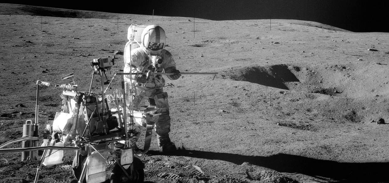 看了看月球上的五星红旗,美国登月又被质疑,美国旗为何能飘动?