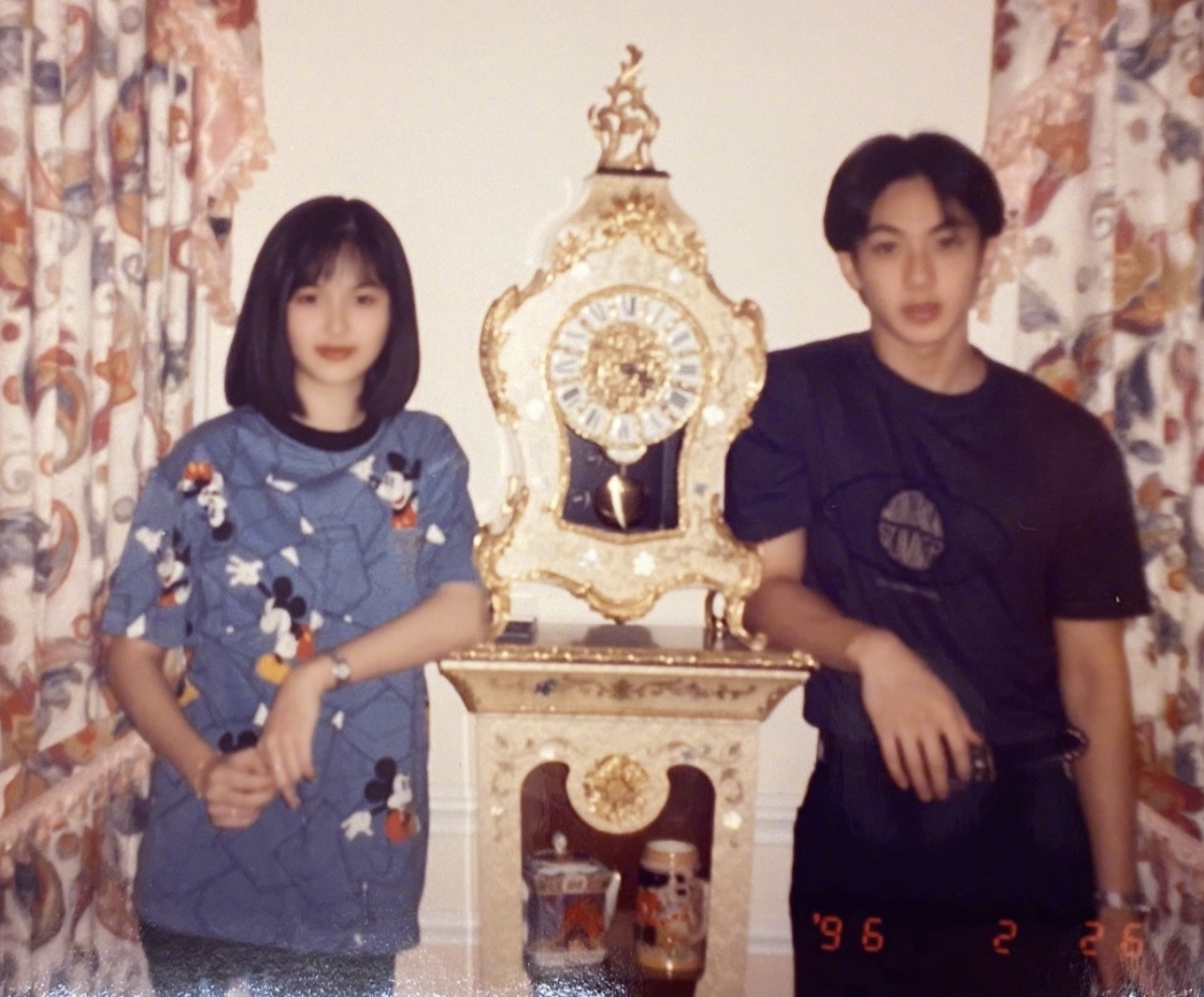 吴尊|吴尊和妻子牵手接吻，庆祝相恋27周年，分享海量珍贵旧照回忆过去