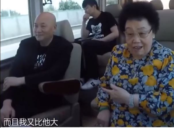 迟重瑞|迟重瑞生活中慈眉善目很儒雅，老婆自称要安分守己照顾好家庭