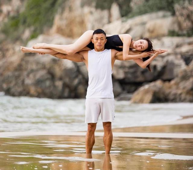 吕丽君|吕丽君搭游艇出海做瑜伽，穿泳装倒立姿势标准，腰身纤细无赘肉