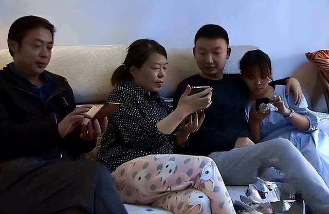 直播带货|远离纷争?熊磊与美女搭档再度开直播带货,默契配合下人气回升