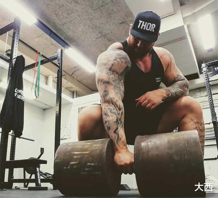 大力士|2米05大力士魔山：娱乐圈大红，进拳击界也成功，迎娶1米6娇妻