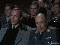 |“从领导办公室出来的女同事,这衣服怎么还穿反了?”这是要升职了啊