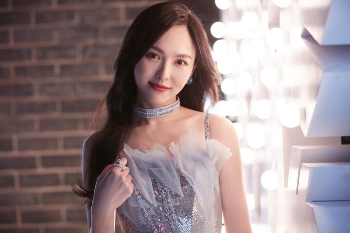 王源|继佟丽娅之后，唐嫣主持东方卫视春晚，女演员跨界当主持人好养眼