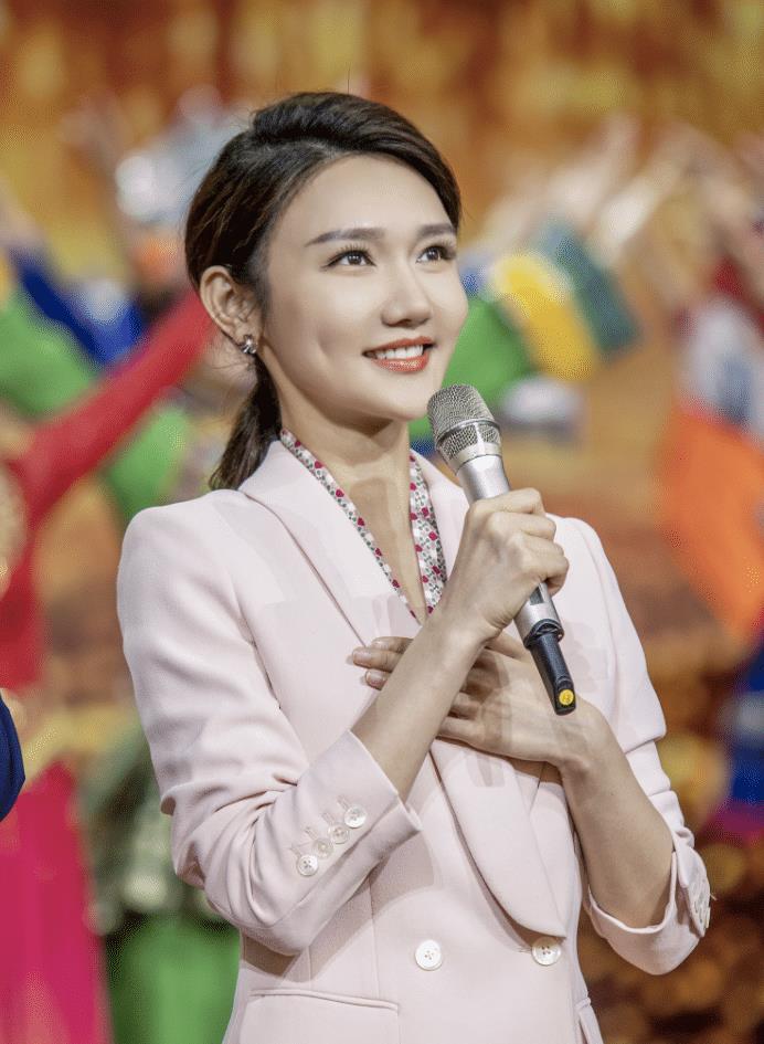 春晚|揭秘春晚5位主持人:李思思终成“一姐”,接班董卿的新人太美了