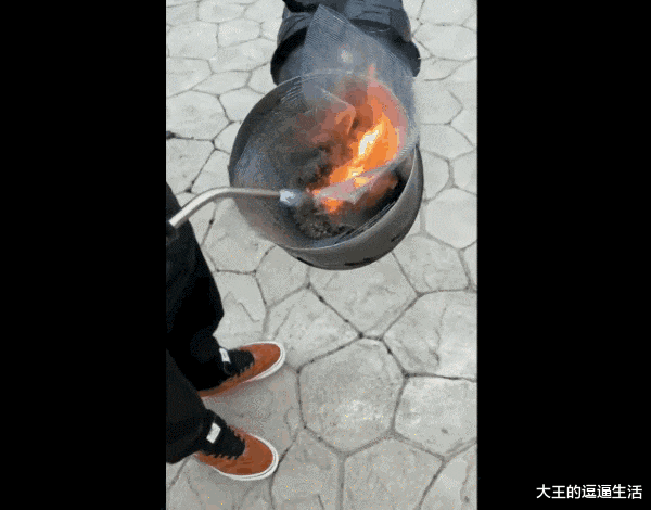 |不疯魔，不成活？美国说唱歌手演出现场用特殊装置喷射大麻烟雾，“嗨”翻全场！