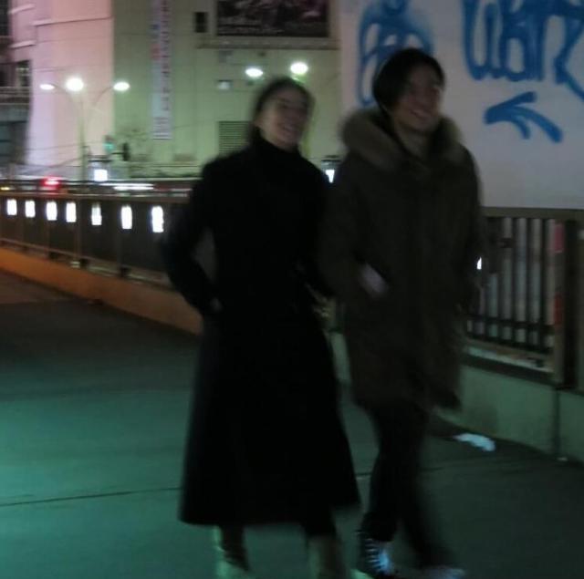 大明星多重宇宙|郑伊健飞日本与太太团聚,49岁蒙嘉慧与老公甩手漫步活泼如小女生