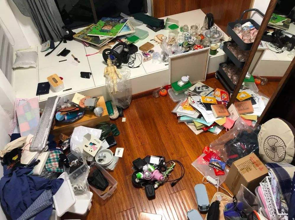 看过无数“凌乱的家”,我窥见了贫穷家庭的4个通病,个个扎心!