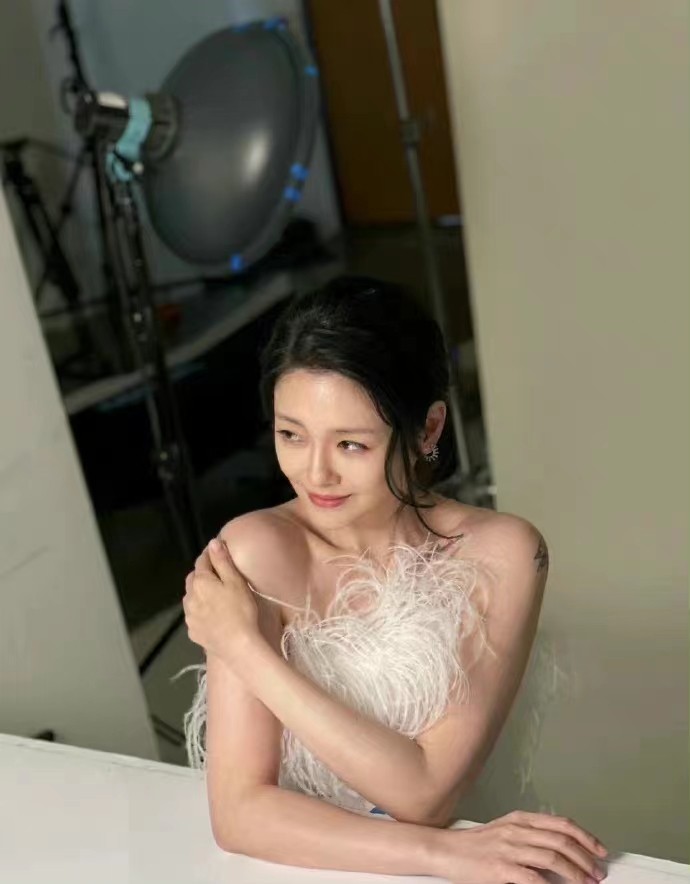 大S|大s复工大爆火!穿白色礼服生图也太美了,胸口纹老公名字秀恩爱