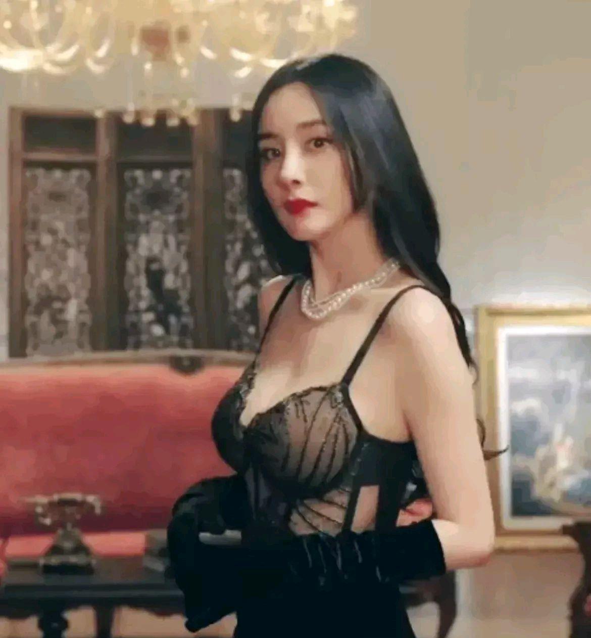 杨幂|35岁的杨幂，因代言的某内衣品牌又上了热搜