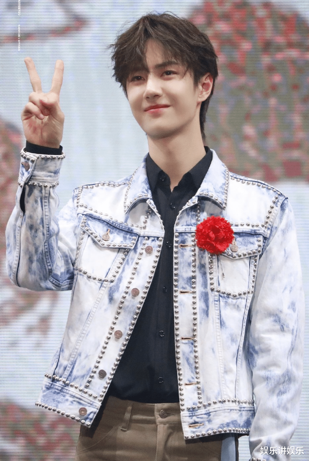 王一博|王一博红包封面限量，卡崩了公众号，粉丝：对我们的实力一无所知！