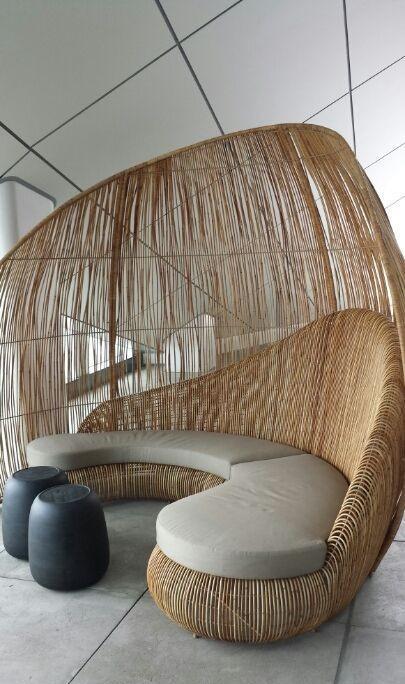 真新鲜,阳台不用玻璃封起来,贴着护栏围一圈竹篱笆,清新凉爽