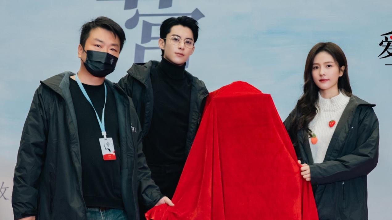 白鹿|白鹿《以爱为营》曝路透，低头走路神似晚晚，职场造型引网友群嘲