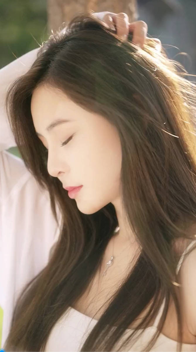 张颖颖|与汪小菲同游?张颖颖吊带装秀傲人身材,男子意外出镜极像汪小菲