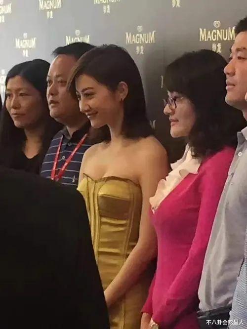 金·卡戴珊|骨折、露屁股、挤出赘肉！7位女星硬挤小一号礼裙，看得我好尴尬