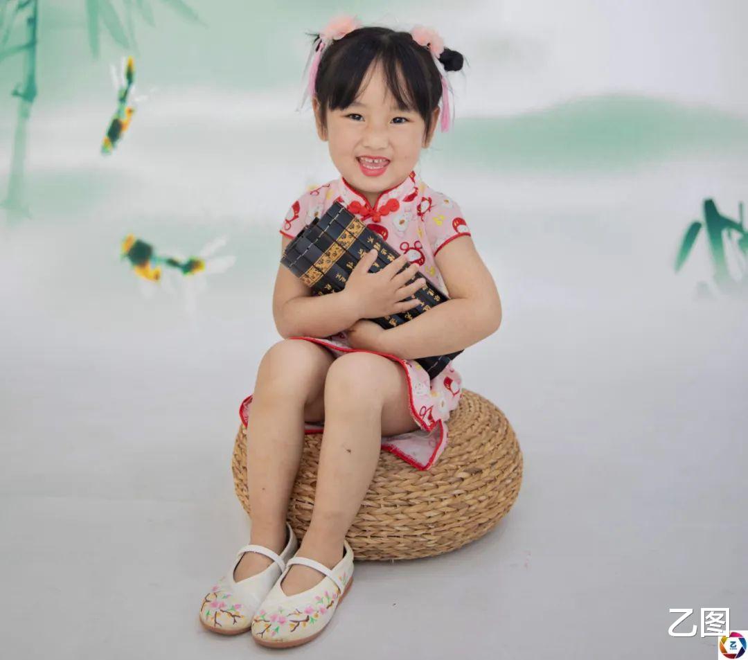 4岁女童被天使吻过额头,4次接受脑部手术,父母看到视频失声痛哭